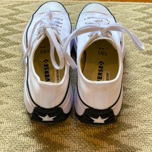 Converse size 9 white run star platform sneaker worn once.
